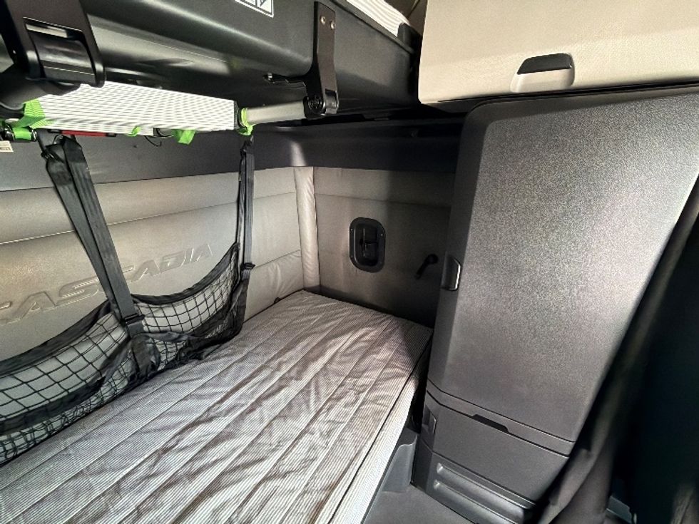 Sleeper Tractor-Heavy Duty Tractors-Freightliner-2022-T12664ST-Pensacola-FL-603,148\n\t\tmiles-$ 56,250 - Image 17