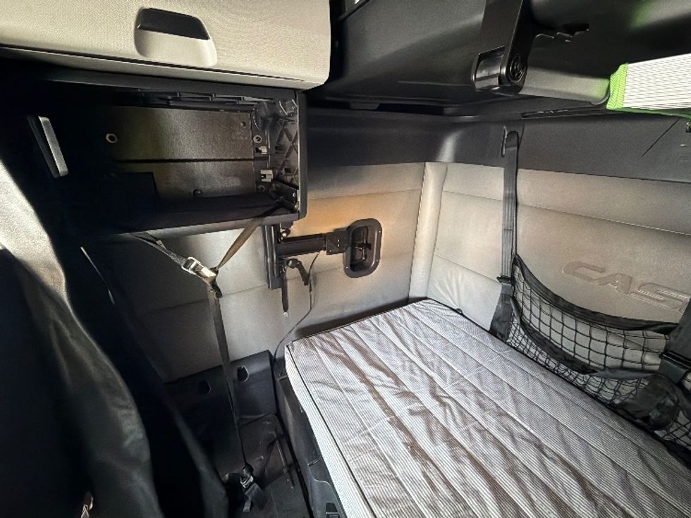 Sleeper Tractor-Heavy Duty Tractors-Freightliner-2022-T12664ST-Pensacola-FL-603,148\n\t\tmiles-$ 56,250 - Image 18