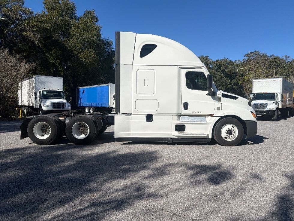 Sleeper Tractor-Heavy Duty Tractors-Freightliner-2022-T12664ST-Pensacola-FL-603,148\n\t\tmiles-$ 56,250 - Image 7