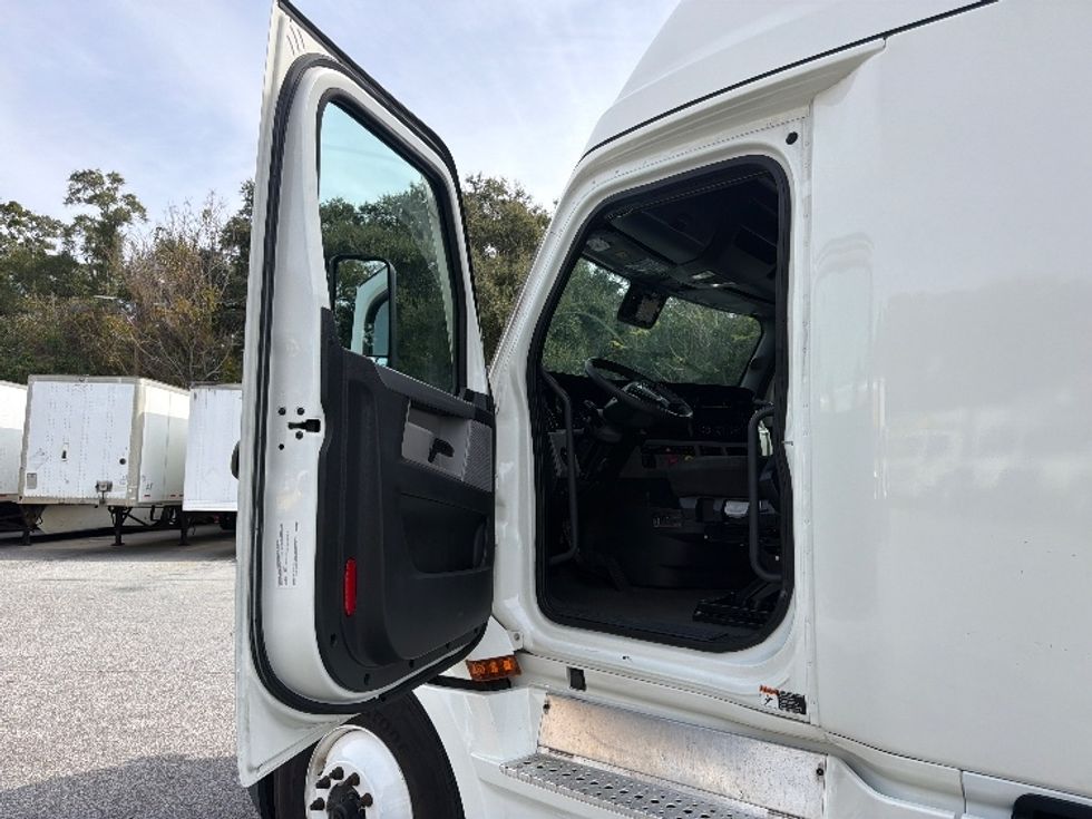 Sleeper Tractor-Heavy Duty Tractors-Freightliner-2022-T12664ST-Pensacola-FL-603,148\n\t\tmiles-$ 56,250 - Image 8