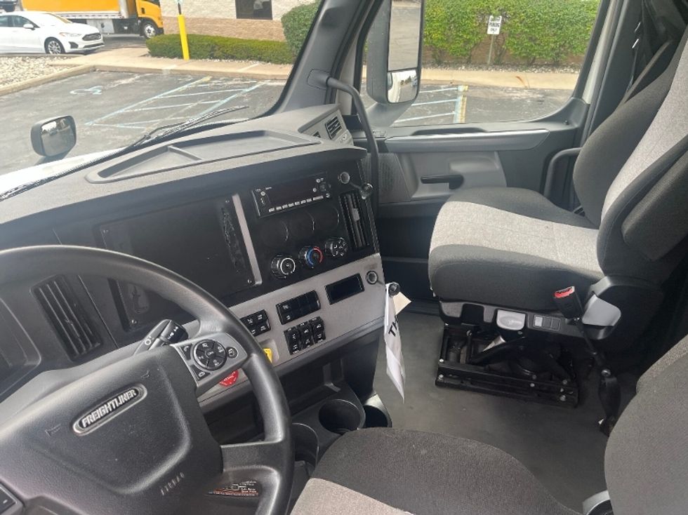 Sleeper Tractor-Heavy Duty Tractors-Freightliner-2022-T12664ST-Perrysburg-OH-302,329\n\t\tmiles-$ 86,500 - Image 10