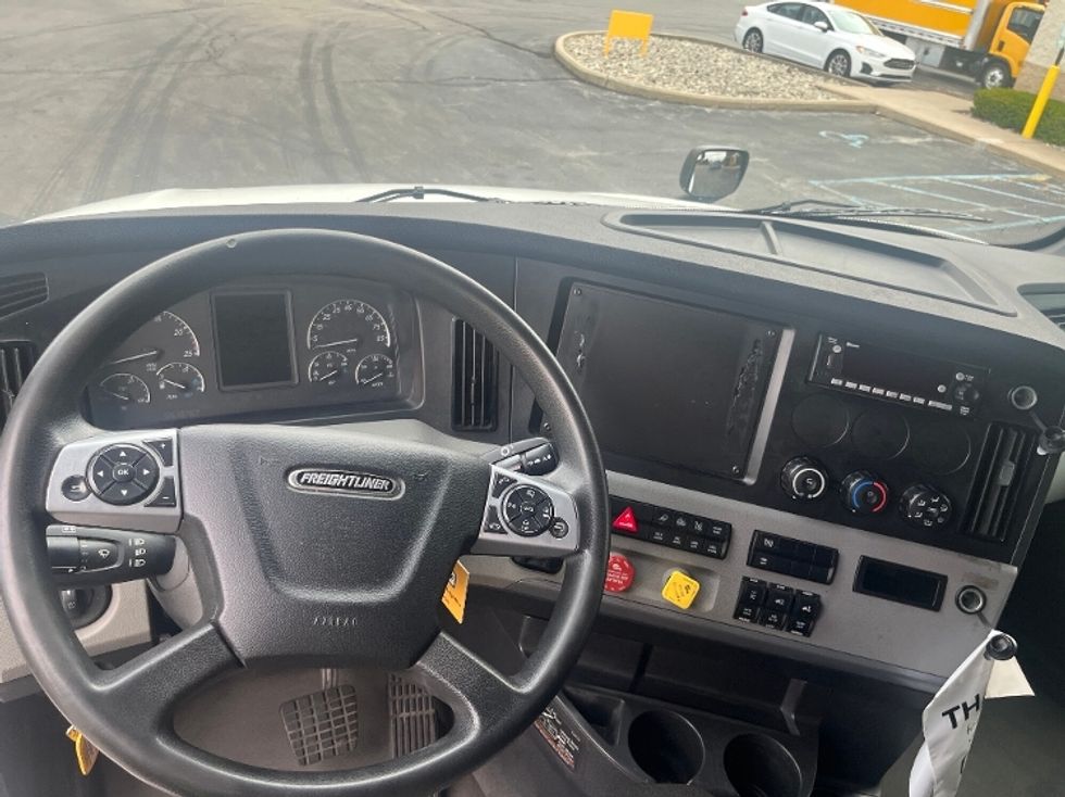 Sleeper Tractor-Heavy Duty Tractors-Freightliner-2022-T12664ST-Perrysburg-OH-302,329\n\t\tmiles-$ 86,500 - Image 11