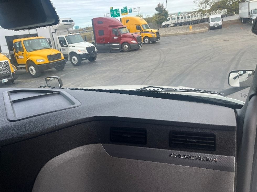 Sleeper Tractor-Heavy Duty Tractors-Freightliner-2022-T12664ST-Perrysburg-OH-302,329\n\t\tmiles-$ 86,500 - Image 14