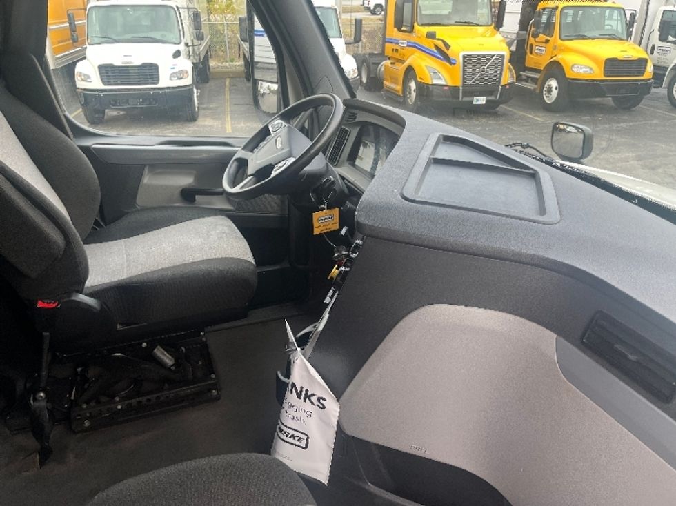 Sleeper Tractor-Heavy Duty Tractors-Freightliner-2022-T12664ST-Perrysburg-OH-302,329\n\t\tmiles-$ 86,500 - Image 15