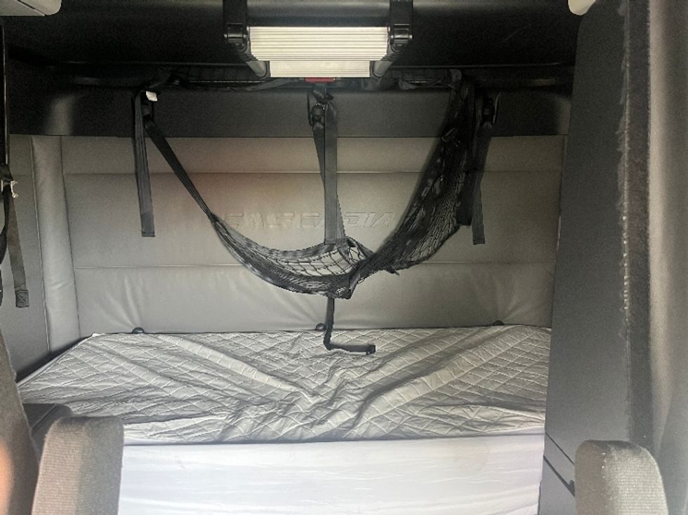 Sleeper Tractor-Heavy Duty Tractors-Freightliner-2022-T12664ST-Perrysburg-OH-302,329\n\t\tmiles-$ 86,500 - Image 16