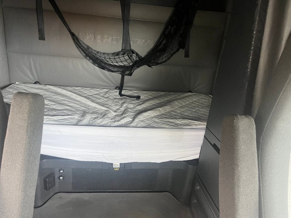 Sleeper Tractor-Heavy Duty Tractors-Freightliner-2022-T12664ST-Perrysburg-OH-302,329\n\t\tmiles-$ 86,500 - Image 18