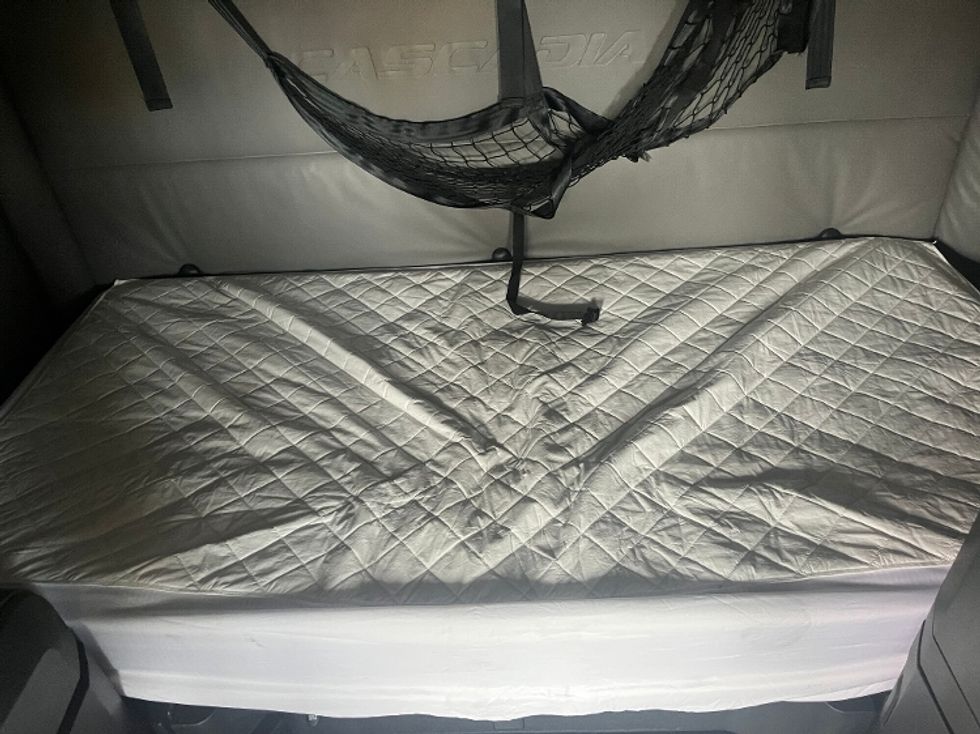 Sleeper Tractor-Heavy Duty Tractors-Freightliner-2022-T12664ST-Perrysburg-OH-302,329\n\t\tmiles-$ 86,500 - Image 19