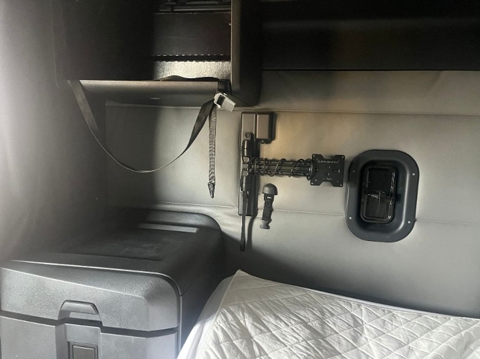 Sleeper Tractor-Heavy Duty Tractors-Freightliner-2022-T12664ST-Perrysburg-OH-302,329\n\t\tmiles-$ 86,500 - Image 20