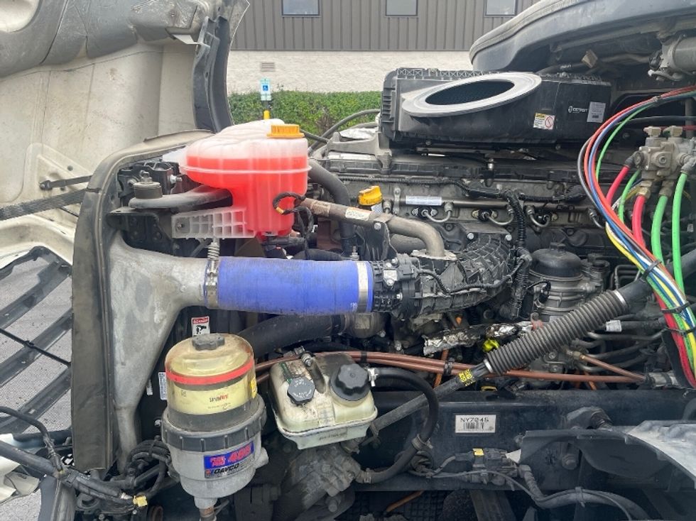 Sleeper Tractor-Heavy Duty Tractors-Freightliner-2022-T12664ST-Perrysburg-OH-302,329\n\t\tmiles-$ 86,500 - Image 22