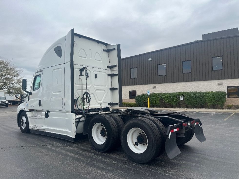 Sleeper Tractor-Heavy Duty Tractors-Freightliner-2022-T12664ST-Perrysburg-OH-302,329\n\t\tmiles-$ 86,500 - Image 5