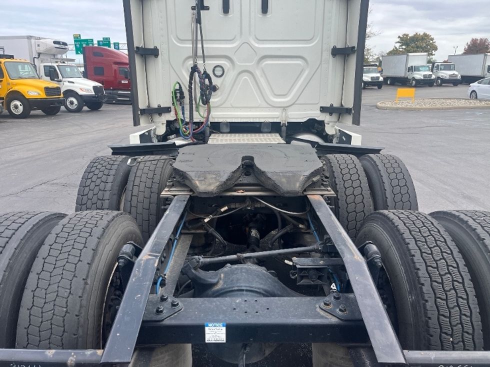 Sleeper Tractor-Heavy Duty Tractors-Freightliner-2022-T12664ST-Perrysburg-OH-302,329\n\t\tmiles-$ 86,500 - Image 6