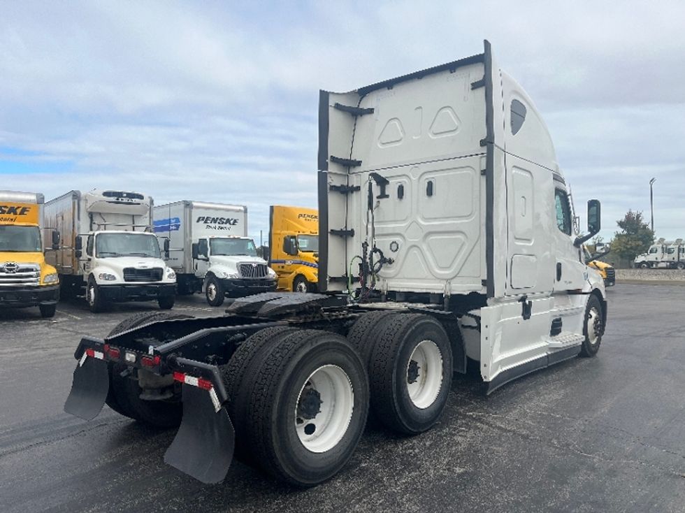 Sleeper Tractor-Heavy Duty Tractors-Freightliner-2022-T12664ST-Perrysburg-OH-302,329\n\t\tmiles-$ 86,500 - Image 7