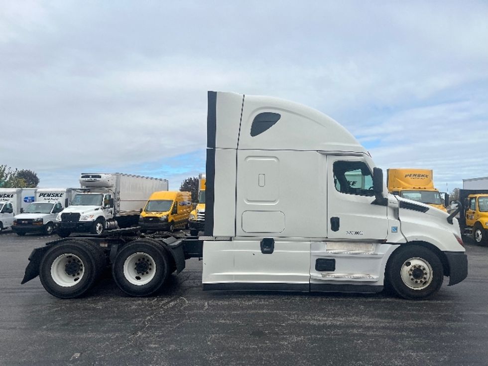 Sleeper Tractor-Heavy Duty Tractors-Freightliner-2022-T12664ST-Perrysburg-OH-302,329\n\t\tmiles-$ 86,500 - Image 8