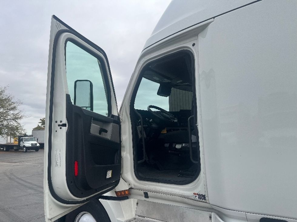 Sleeper Tractor-Heavy Duty Tractors-Freightliner-2022-T12664ST-Perrysburg-OH-302,329\n\t\tmiles-$ 86,500 - Image 9