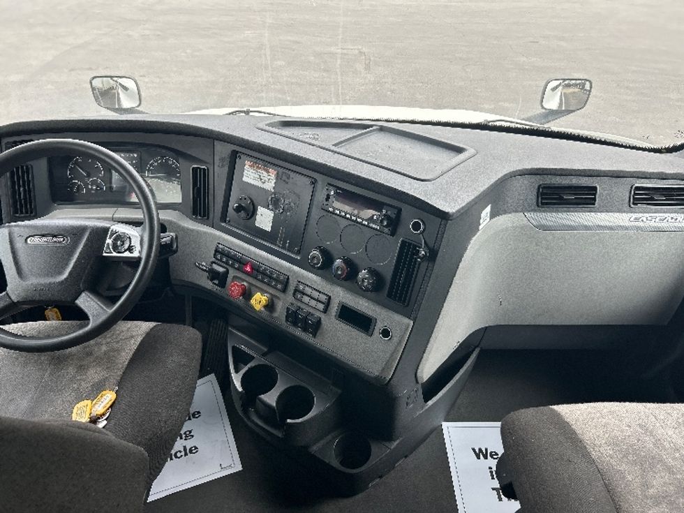 Sleeper Tractor-Heavy Duty Tractors-Freightliner-2022-T12664ST-Perrysburg-OH-472,507\n\t\tmiles-$ 71,250 - Image 12
