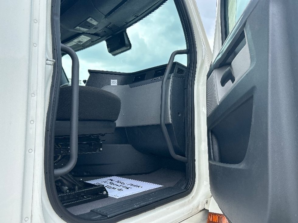 Sleeper Tractor-Heavy Duty Tractors-Freightliner-2022-T12664ST-Perrysburg-OH-472,507\n\t\tmiles-$ 71,250 - Image 13