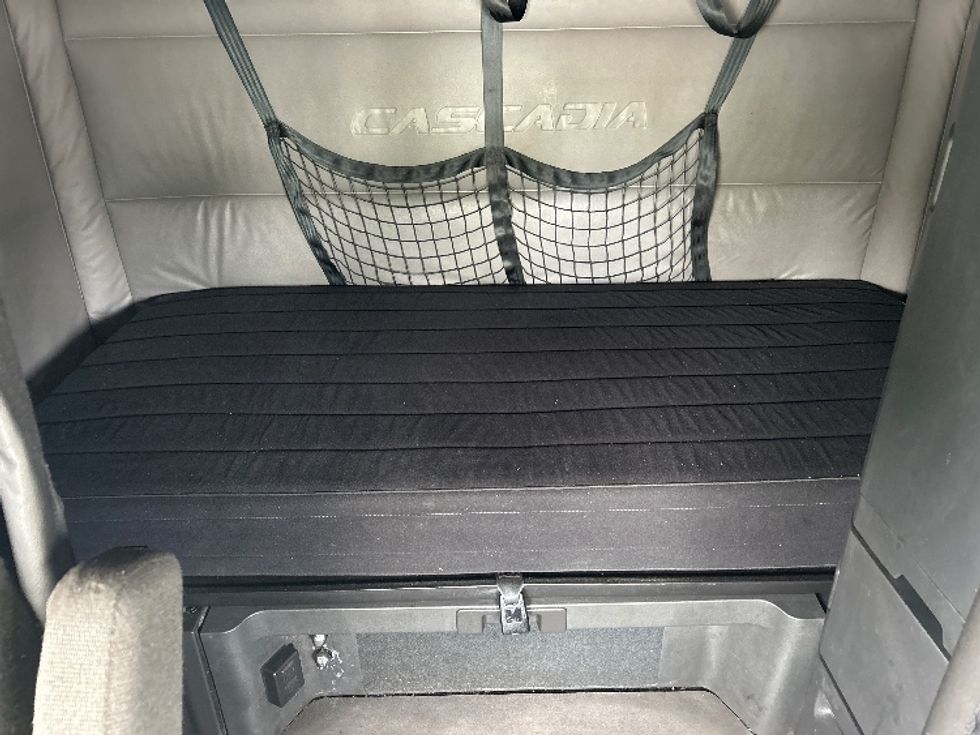 Sleeper Tractor-Heavy Duty Tractors-Freightliner-2022-T12664ST-Perrysburg-OH-472,507\n\t\tmiles-$ 71,250 - Image 16