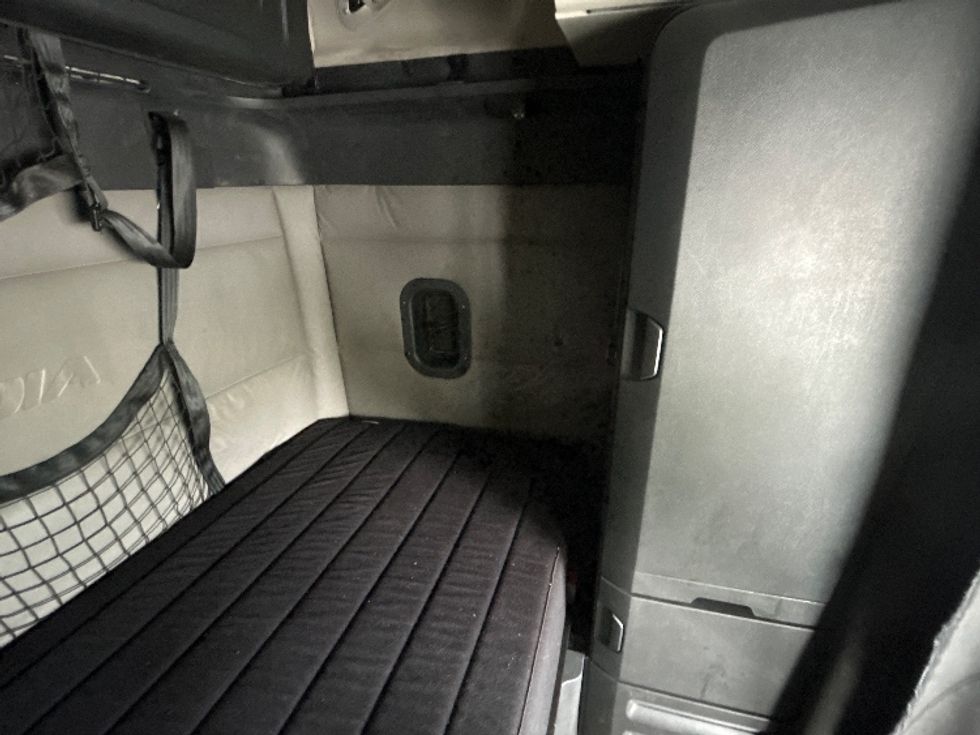 Sleeper Tractor-Heavy Duty Tractors-Freightliner-2022-T12664ST-Perrysburg-OH-472,507\n\t\tmiles-$ 71,250 - Image 18