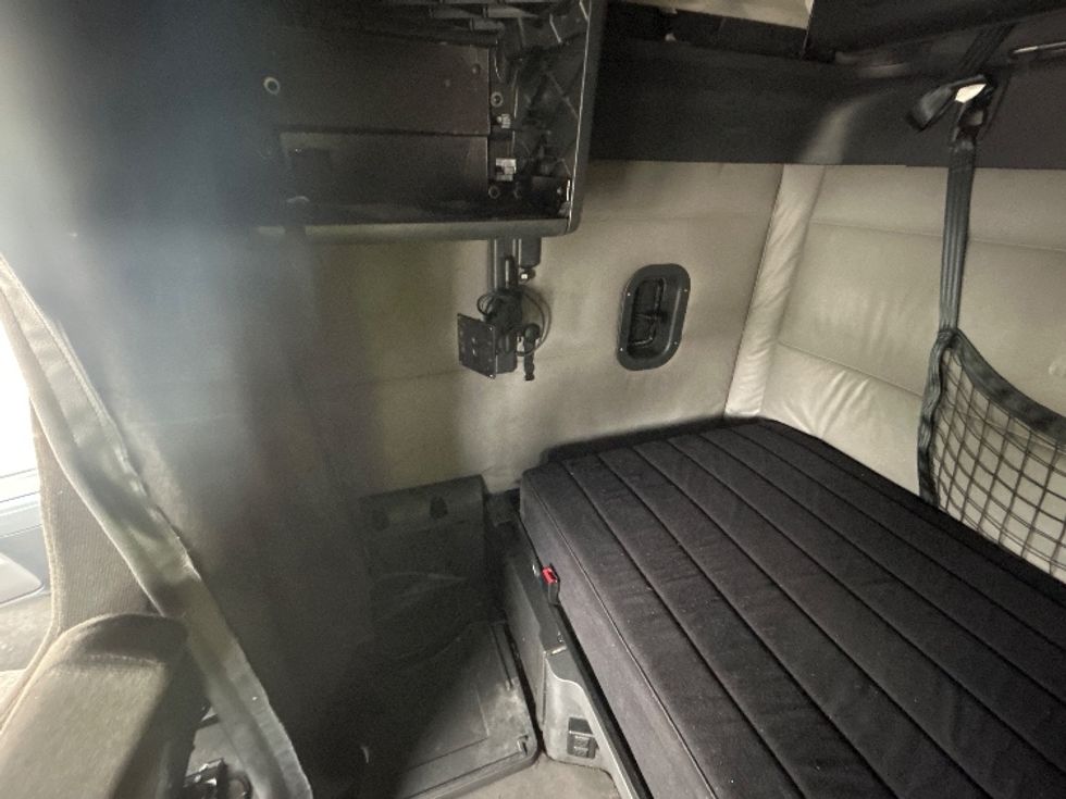 Sleeper Tractor-Heavy Duty Tractors-Freightliner-2022-T12664ST-Perrysburg-OH-472,507\n\t\tmiles-$ 71,250 - Image 19