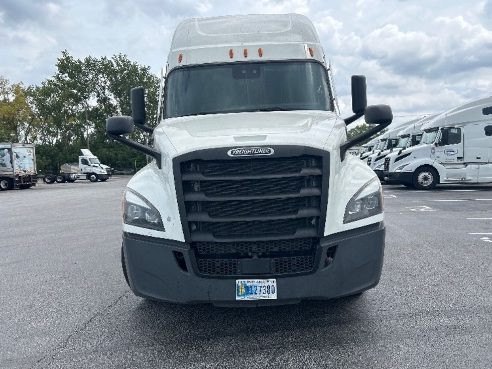 2022 Freightliner Cascadia 126" Sleeper Cab photo 2
