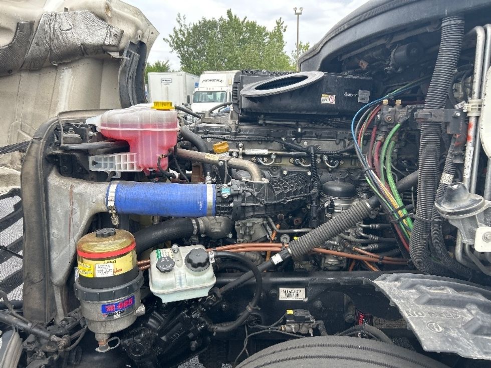 Sleeper Tractor-Heavy Duty Tractors-Freightliner-2022-T12664ST-Perrysburg-OH-472,507\n\t\tmiles-$ 71,250 - Image 21