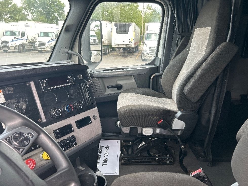 Sleeper Tractor-Heavy Duty Tractors-Freightliner-2022-T12664ST-Perrysburg-OH-472,507\n\t\tmiles-$ 71,250 - Image 22