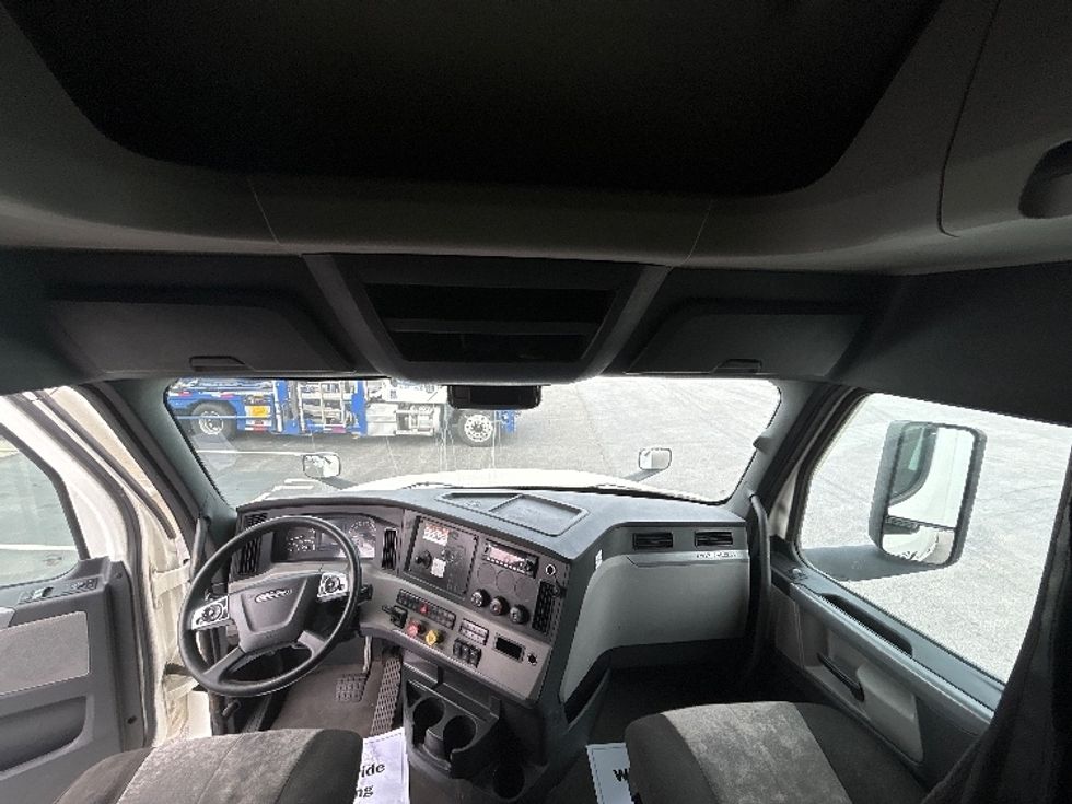 Sleeper Tractor-Heavy Duty Tractors-Freightliner-2022-T12664ST-Perrysburg-OH-472,507\n\t\tmiles-$ 71,250 - Image 23