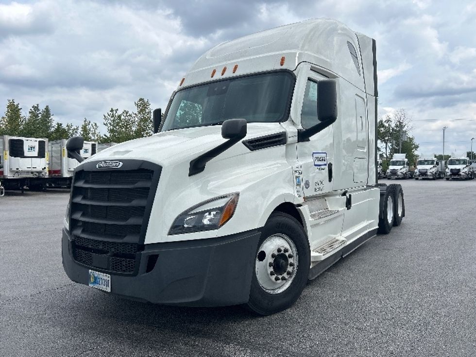 2022 Freightliner Cascadia 126" Sleeper Cab photo 3