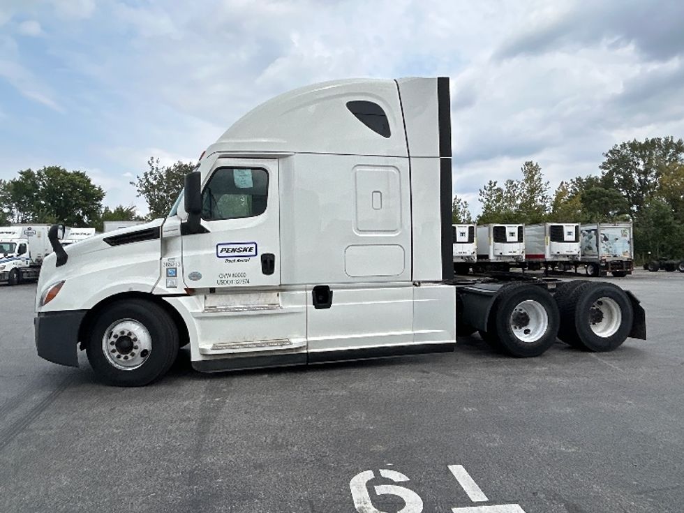 2022 Freightliner Cascadia 126" Sleeper Cab photo 4