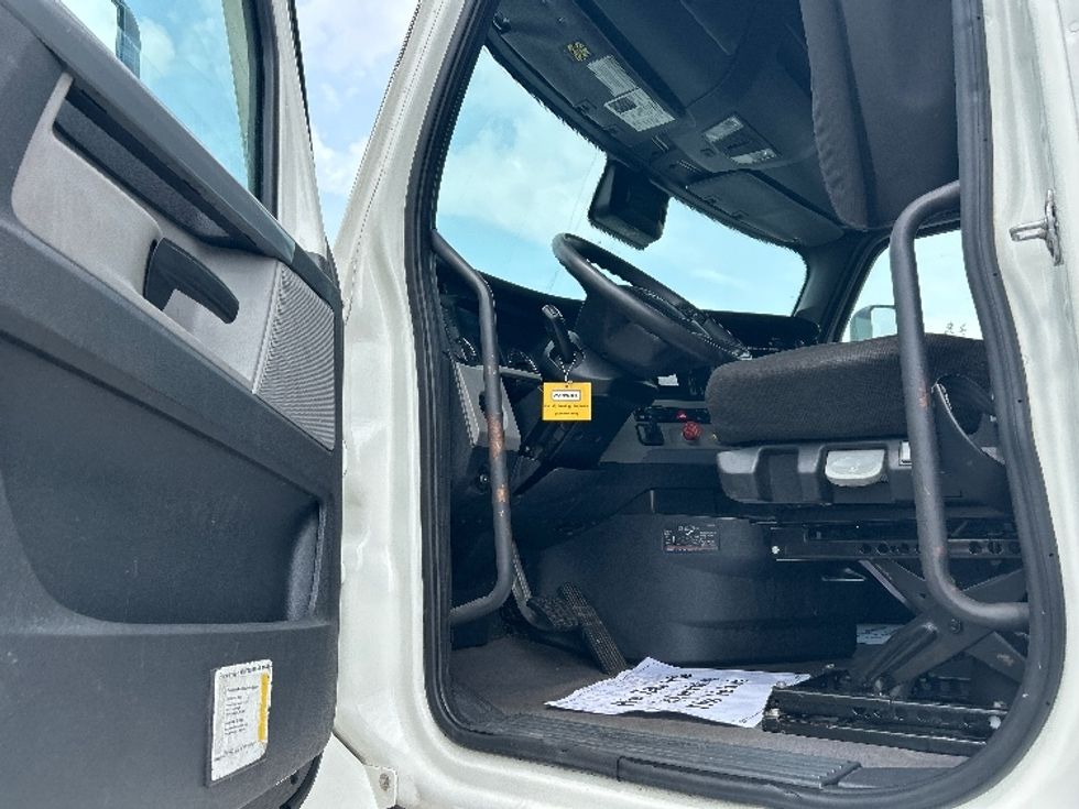Sleeper Tractor-Heavy Duty Tractors-Freightliner-2022-T12664ST-Perrysburg-OH-472,507\n\t\tmiles-$ 71,250 - Image 9