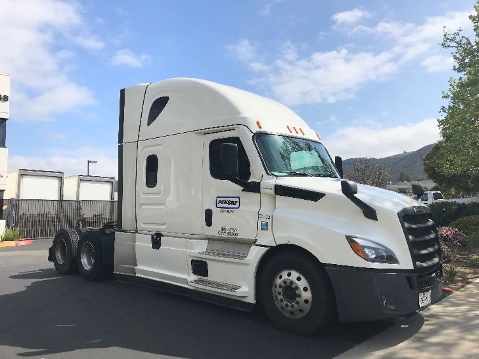 Sleeper Tractor-Heavy Duty Tractors-Freightliner-2022-T12664ST-Pewaukee-WI-382,788\n\t\tmiles-$ 81,500 - Image 1