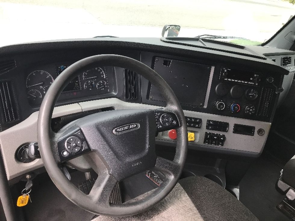 Sleeper Tractor-Heavy Duty Tractors-Freightliner-2022-T12664ST-Pewaukee-WI-382,788\n\t\tmiles-$ 81,500 - Image 11