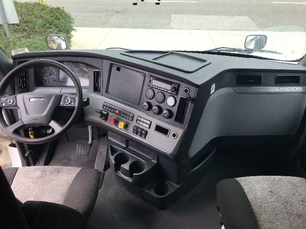 Sleeper Tractor-Heavy Duty Tractors-Freightliner-2022-T12664ST-Pewaukee-WI-382,788\n\t\tmiles-$ 81,500 - Image 12