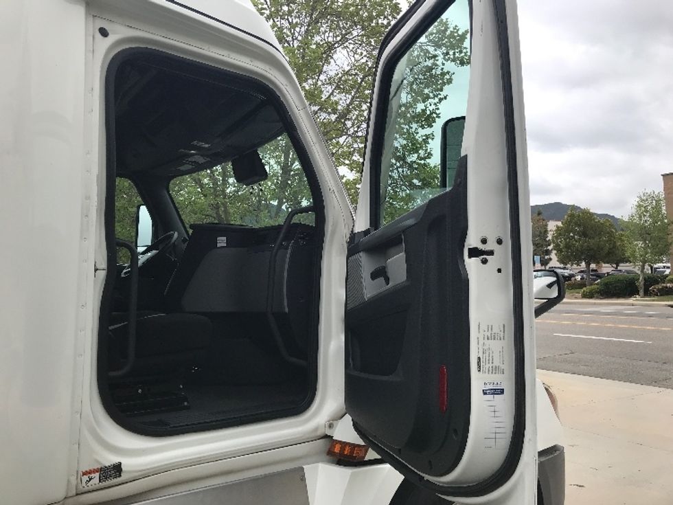 Sleeper Tractor-Heavy Duty Tractors-Freightliner-2022-T12664ST-Pewaukee-WI-382,788\n\t\tmiles-$ 81,500 - Image 13