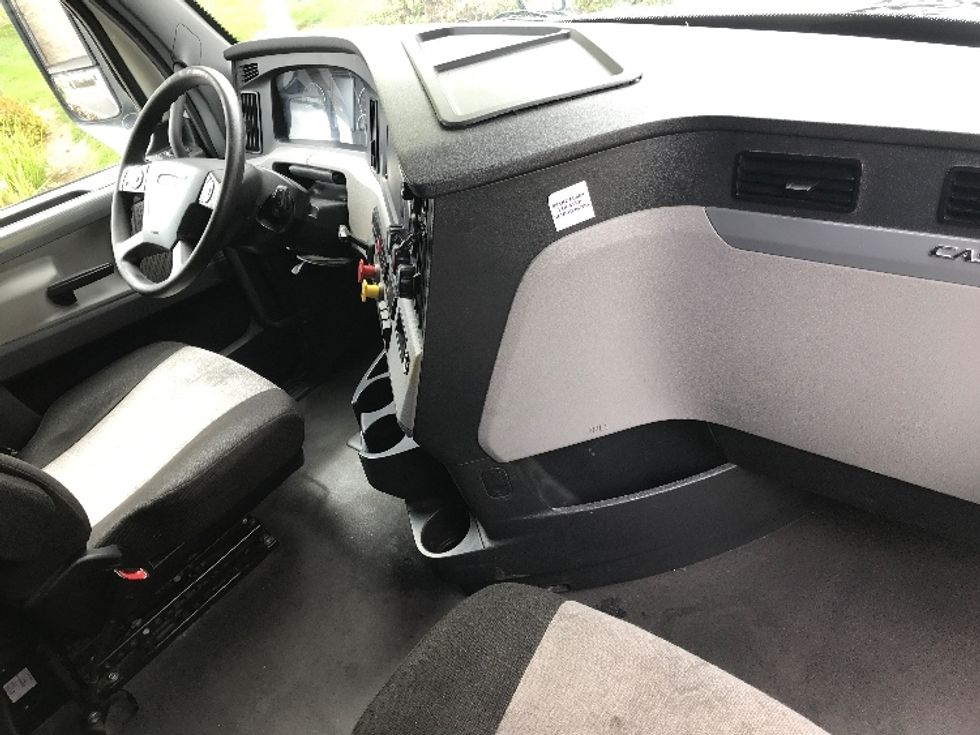 Sleeper Tractor-Heavy Duty Tractors-Freightliner-2022-T12664ST-Pewaukee-WI-382,788\n\t\tmiles-$ 81,500 - Image 15