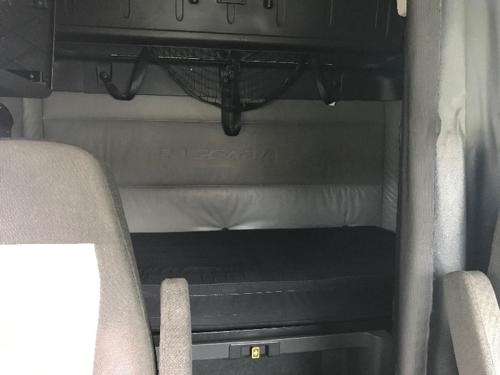 Sleeper Tractor-Heavy Duty Tractors-Freightliner-2022-T12664ST-Pewaukee-WI-382,788\n\t\tmiles-$ 81,500 - Image 16