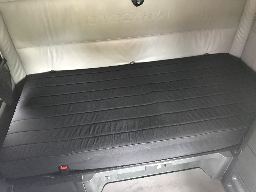 Sleeper Tractor-Heavy Duty Tractors-Freightliner-2022-T12664ST-Pewaukee-WI-382,788\n\t\tmiles-$ 81,500 - Image 17