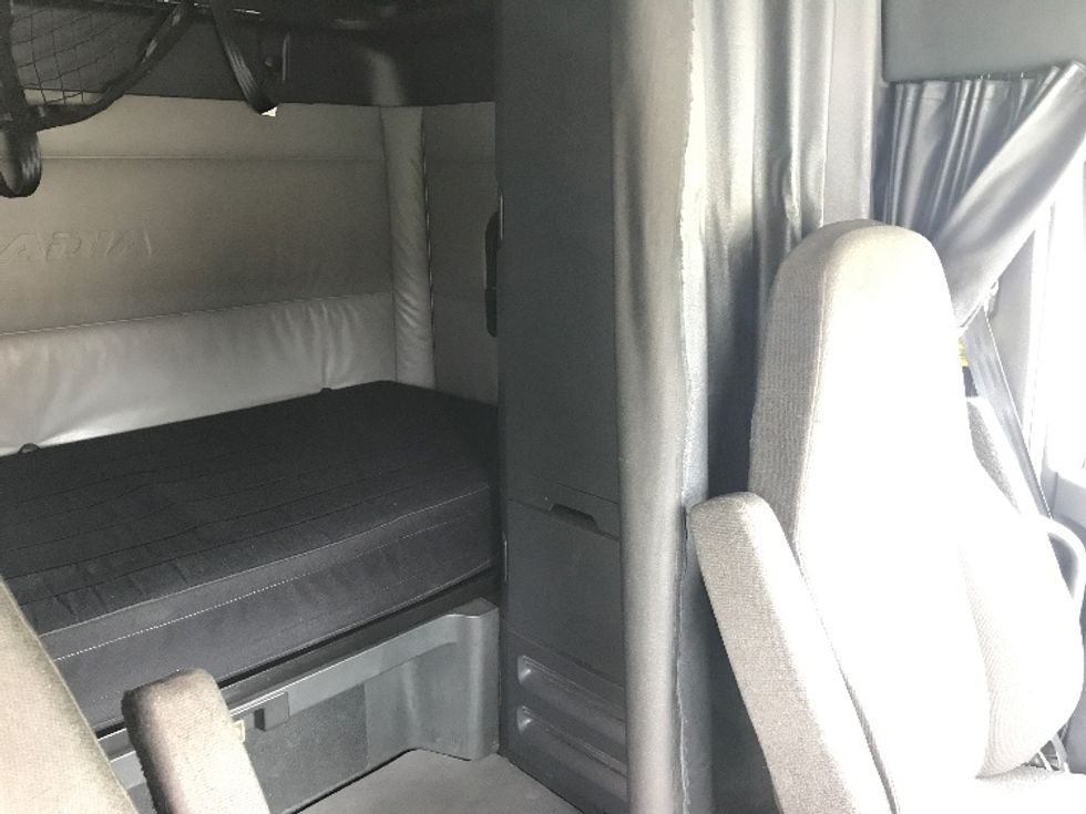 Sleeper Tractor-Heavy Duty Tractors-Freightliner-2022-T12664ST-Pewaukee-WI-382,788\n\t\tmiles-$ 81,500 - Image 18