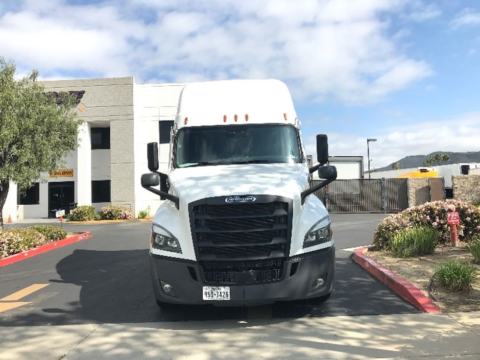 Sleeper Tractor-Heavy Duty Tractors-Freightliner-2022-T12664ST-Pewaukee-WI-382,788\n\t\tmiles-$ 81,500 - Image 2