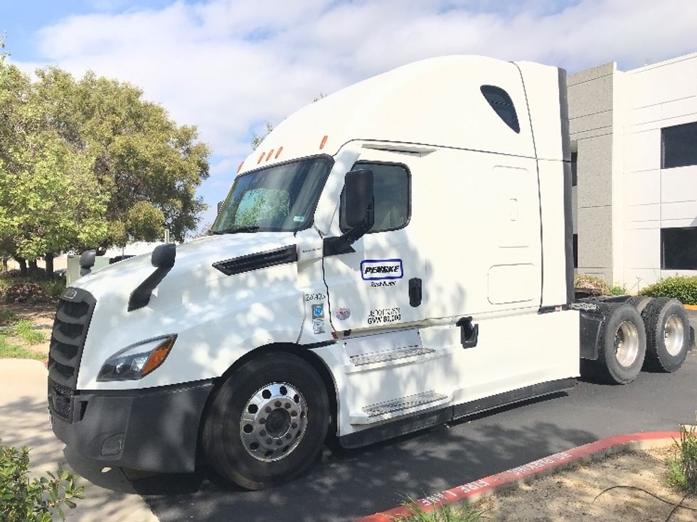 Sleeper Tractor-Heavy Duty Tractors-Freightliner-2022-T12664ST-Pewaukee-WI-382,788\n\t\tmiles-$ 81,500 - Image 3