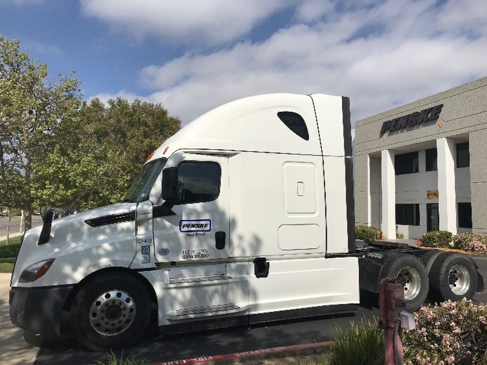 Sleeper Tractor-Heavy Duty Tractors-Freightliner-2022-T12664ST-Pewaukee-WI-382,788\n\t\tmiles-$ 81,500 - Image 4