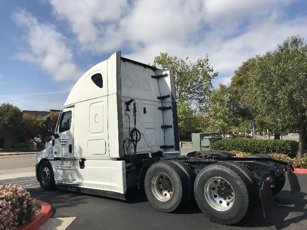Sleeper Tractor-Heavy Duty Tractors-Freightliner-2022-T12664ST-Pewaukee-WI-382,788\n\t\tmiles-$ 81,500 - Image 5