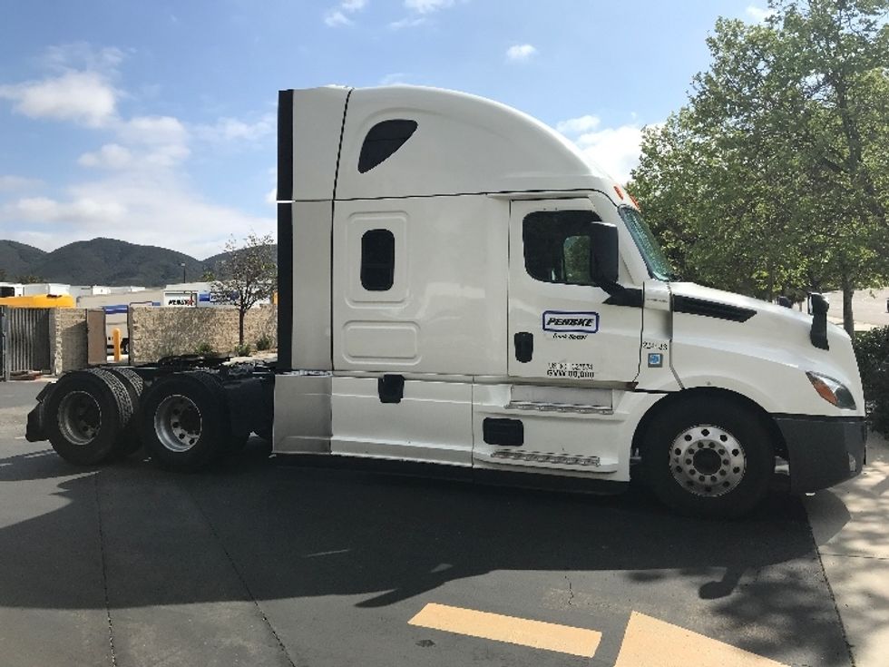 Sleeper Tractor-Heavy Duty Tractors-Freightliner-2022-T12664ST-Pewaukee-WI-382,788\n\t\tmiles-$ 81,500 - Image 8