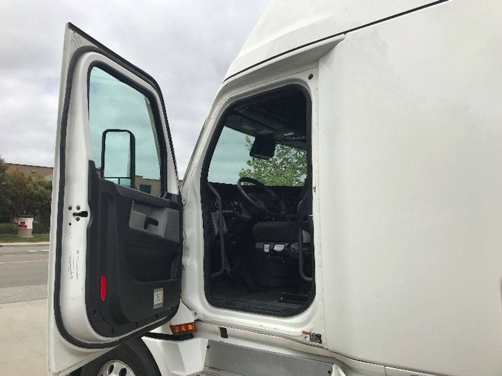 Sleeper Tractor-Heavy Duty Tractors-Freightliner-2022-T12664ST-Pewaukee-WI-382,788\n\t\tmiles-$ 81,500 - Image 9