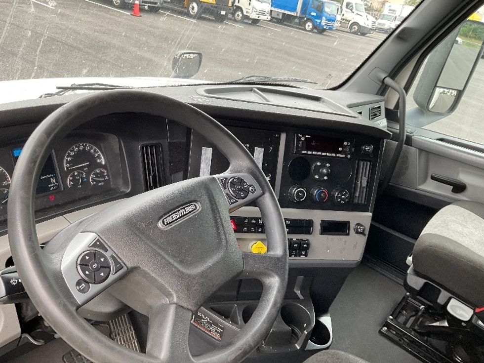 Sleeper Tractor-Heavy Duty Tractors-Freightliner-2022-T12664ST-Philadelphia-PA-453,420\n\t\tmiles-$ 73,000 - Image 10