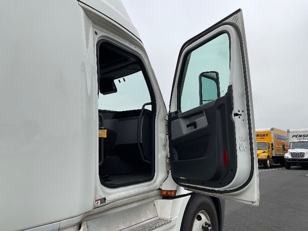 Sleeper Tractor-Heavy Duty Tractors-Freightliner-2022-T12664ST-Philadelphia-PA-453,420\n\t\tmiles-$ 73,000 - Image 13