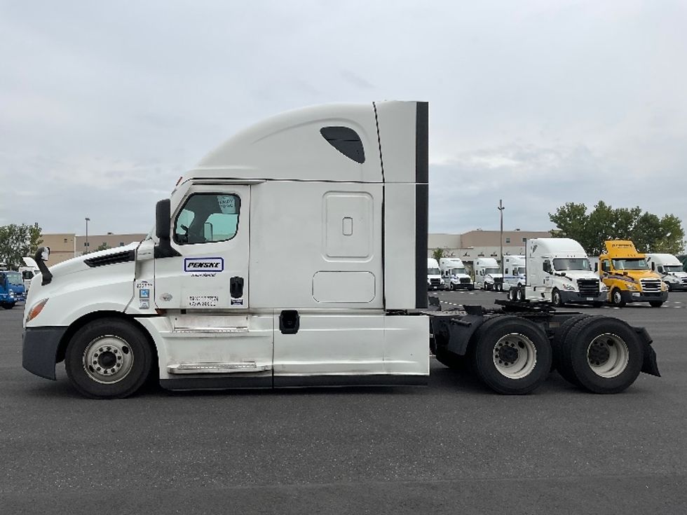 Sleeper Tractor-Heavy Duty Tractors-Freightliner-2022-T12664ST-Philadelphia-PA-453,420\n\t\tmiles-$ 73,000 - Image 4