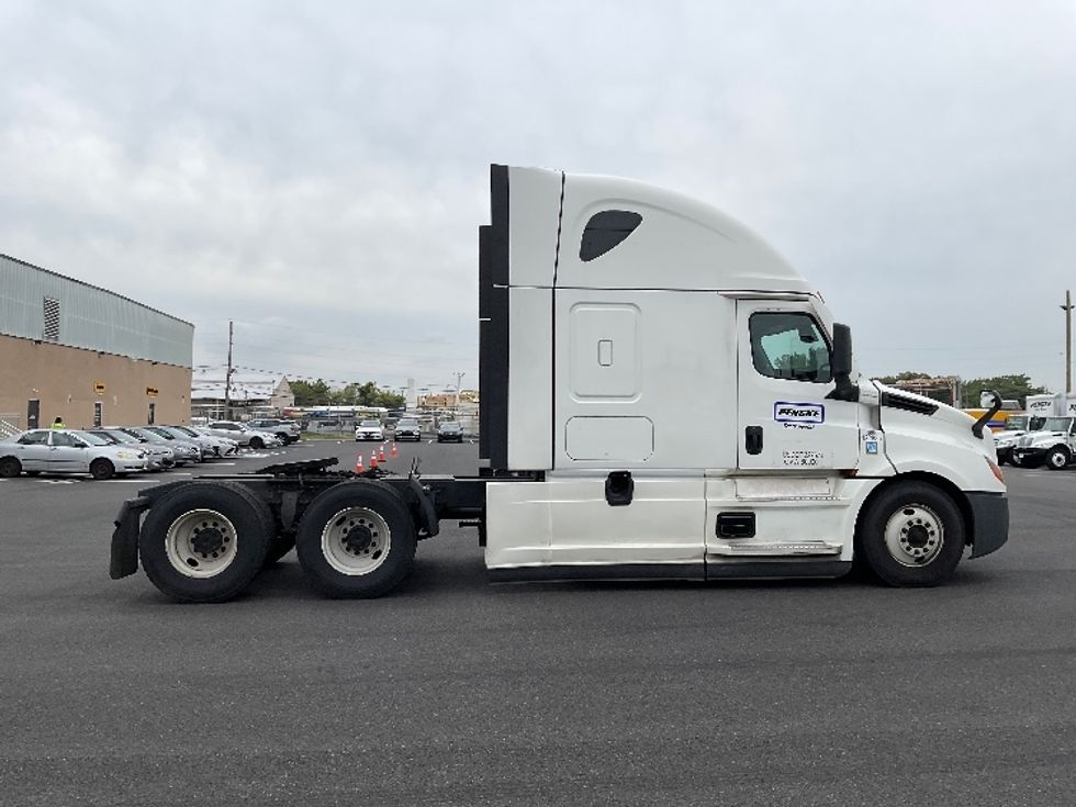 Sleeper Tractor-Heavy Duty Tractors-Freightliner-2022-T12664ST-Philadelphia-PA-453,420\n\t\tmiles-$ 73,000 - Image 8