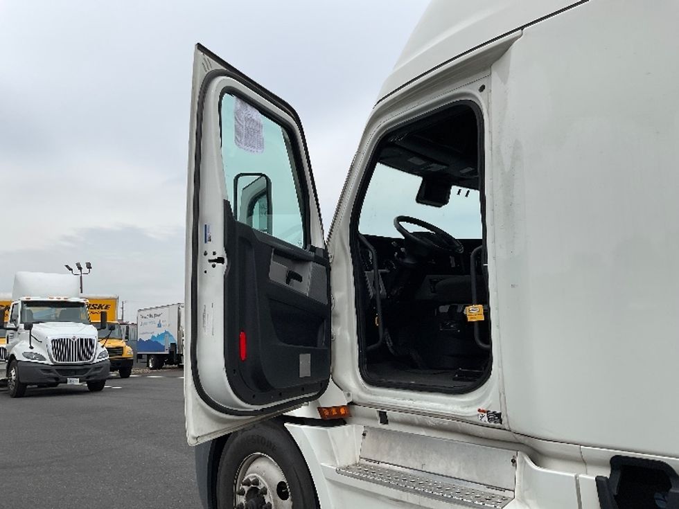 Sleeper Tractor-Heavy Duty Tractors-Freightliner-2022-T12664ST-Philadelphia-PA-453,420\n\t\tmiles-$ 73,000 - Image 9