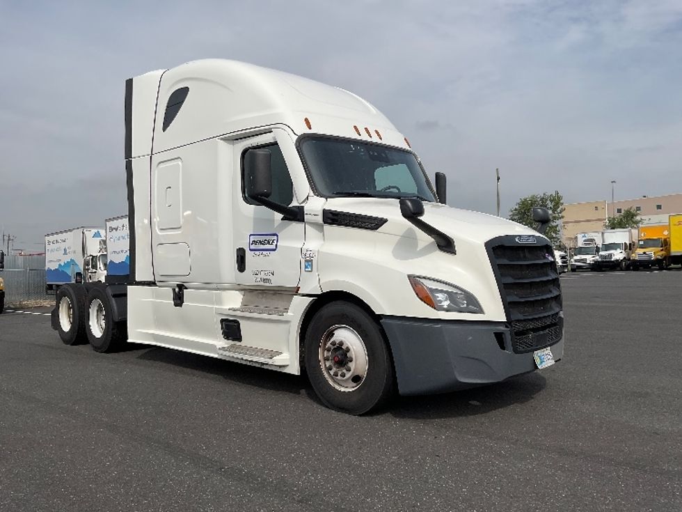 Sleeper Tractor-Heavy Duty Tractors-Freightliner-2022-T12664ST-Philadelphia-PA-539,881\n\t\tmiles-$ 64,750 - Image 1
